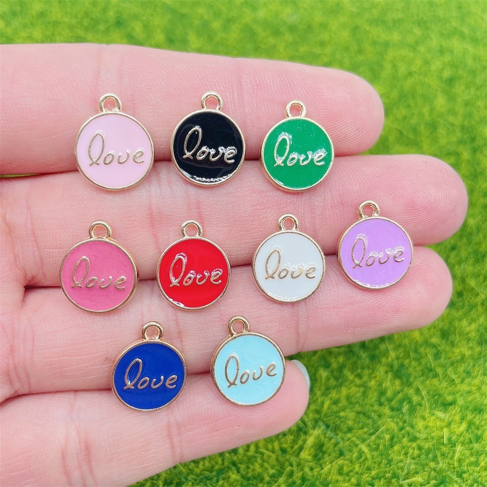 20 ชิ้น/ล็อตน้ํามันหยดตัวอักษรภาษาอังกฤษรักจี้โลหะผสม 9 สีรอบแท็กสองด้าน ทําเอง สร้อยข้อมือสร้อยคอจี้อุปกรณ์เสริม