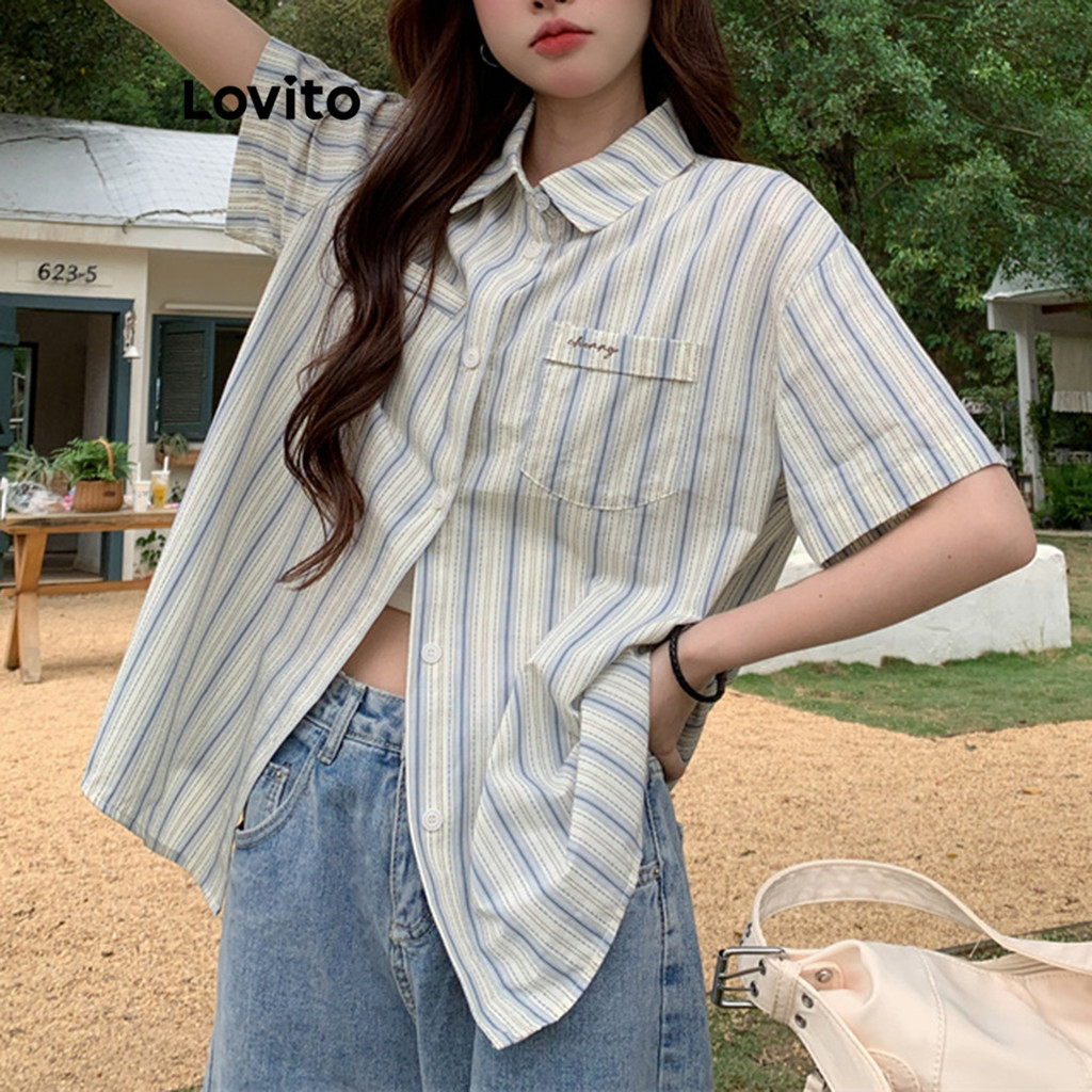 Lovito เสื้อเบลาส์ผู้หญิง กระดุมหน้า มีกระเป๋า ลายทาง สไตล์เพร็พพี่ LNE46460