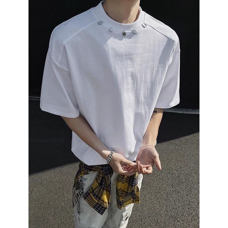 เป่าหลงซิน เสื้อยืดแขนสั้นแฟชั่น ไม่จํากัดเพศ พร้อมการออกแบบปุ่มที่ไม่ซ้ํากัน