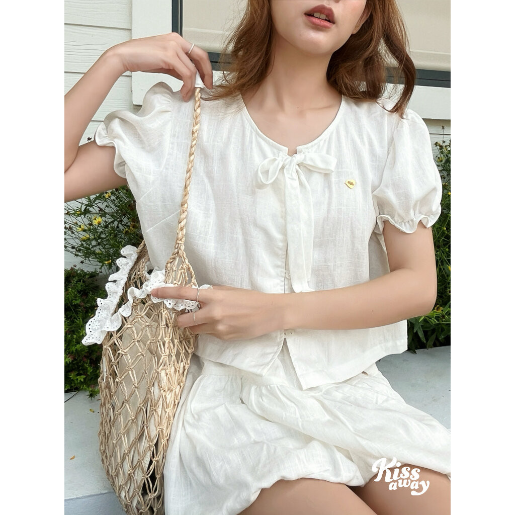 Blancie Tops   เสื้อตัวนี้จึ้งมากก! คอผูกโบว์เพิ่มความน่ารักผ้านุ่มเบาสบายไม่ร้อนใส่แล้วหวานละมุนสวยตะโกน! ราคา ถูกที่สุด ดีลบีเคเค