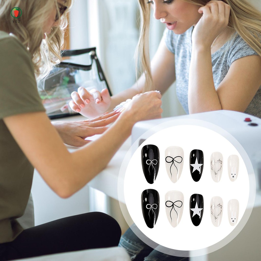 เล็บปลอมสีดําสีขาวมันวาวพร้อมเล็บปลอมที่ยืดหยุ่นเป็นพิเศษพิมพ์ลายหัวใจ