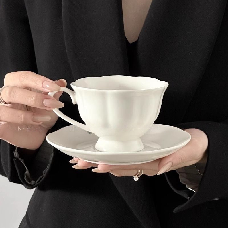 ≈ถ้วยกาแฟฝรั่งเศส≈ [2141คอลเลกชันคน]เซรามิกเรียบง่ายสีขาวบริสุทธิ์ชุดหรูหราน้ําชายามบ่ายย้อนยุคครัวเรือนถ้วยประณีตซอกถ้วยกาแฟสํานักงานสไตล์ยุโรป