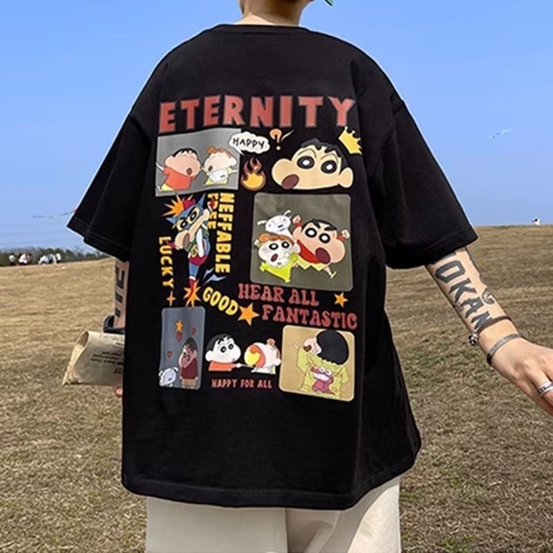 เสื้อยืดแขนสั้นผู้ชาย ทรงหลวม ชินจังจอม ลายการ์ตูนน่ารัก 【แฟชั่นฤดูร้อน】 สไตล์ฮ่องกง-เกาหลี