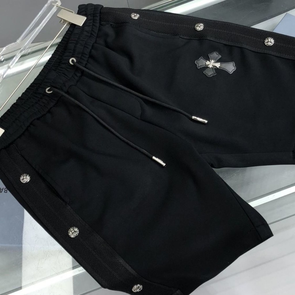 2024 ฤดูร้อนเสื้อผ้าผู้ชายระดับไฮเอนด์เย็บโลหะข้ามกีฬากางเกงขาสั้นลําลองหลวมชายหาดยุโรปกางเกงห้าจุด [คลังสินค้าพร้อม]