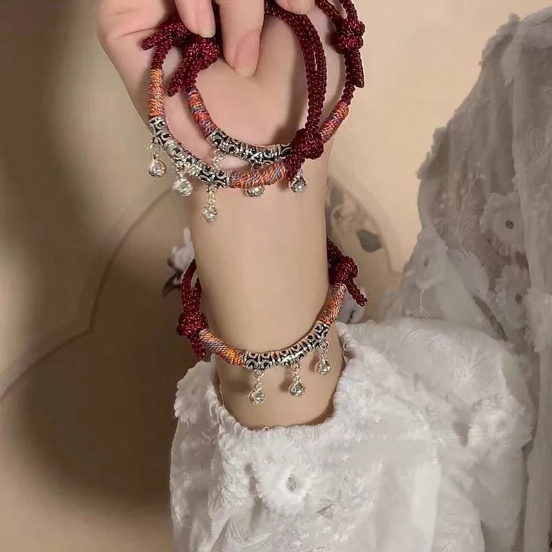 กระดิ่ง สร้อยข้อมือสตริงสีแดงหญิง อิน ซอก นักเรียนแฟนย้อนยุคสไตล์ทิเบตสไตล์โบราณนางฟ้าสร้อยข้อมือถักสตริงสีแดงทอมือสร้อยข้อคู่โอนเงิ