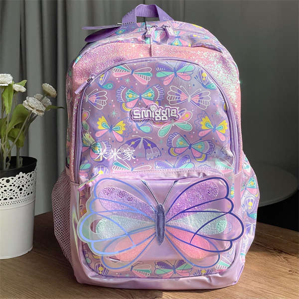 smiggle backpack Smiggle ใหม่สีม่วงสีชมพูผีเสื้อกระเป๋านักเรียนประถมกระเป๋าเป้สะพายหลังเบาและคลายการบีบอัดของขวัญวันเกิดเด็ก