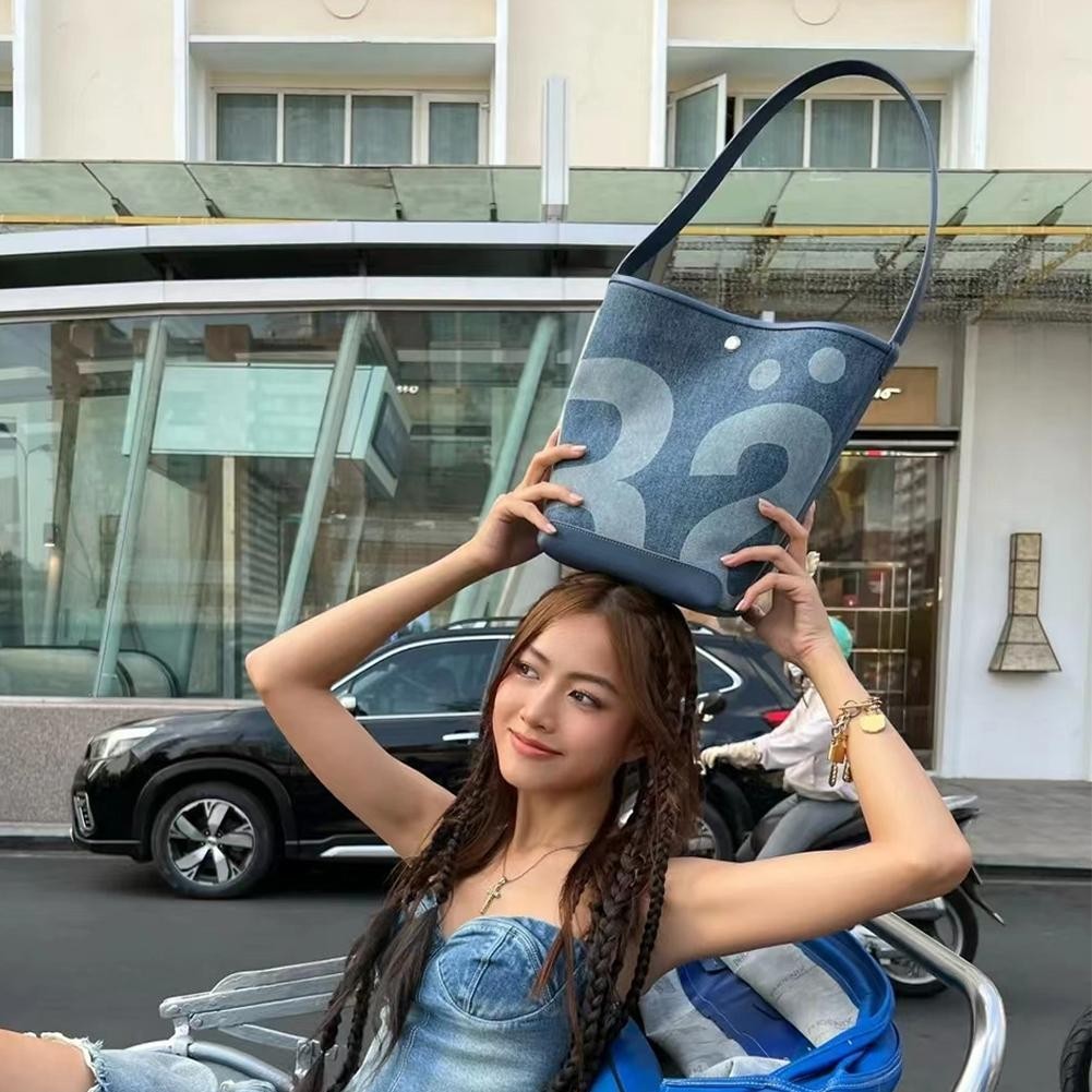 กระเป๋าทรงถัง ซอก แบรนด์อินเทรนด์แฟชั่นกระเป๋าสะพายไหล่ผู้หญิงความจุขนาดใหญ่เรียบง่าย สิริ กระเป๋า