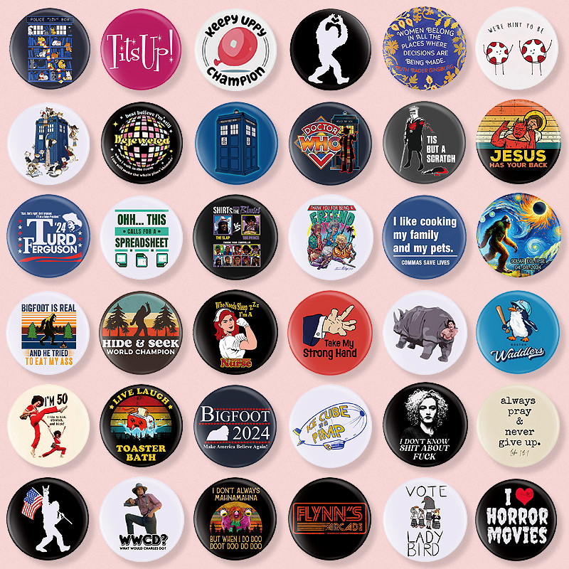 การ์ตูน 44 มม.Tinplate เข็มกลัดอะนิเมะ Bigfoot Badge สนุกข้อความ Lapel Pin กระเป๋าเป้สะพายหลังเสื้อผ้าอุปกรณ์เสริมเครื่องประดับของขวัญ