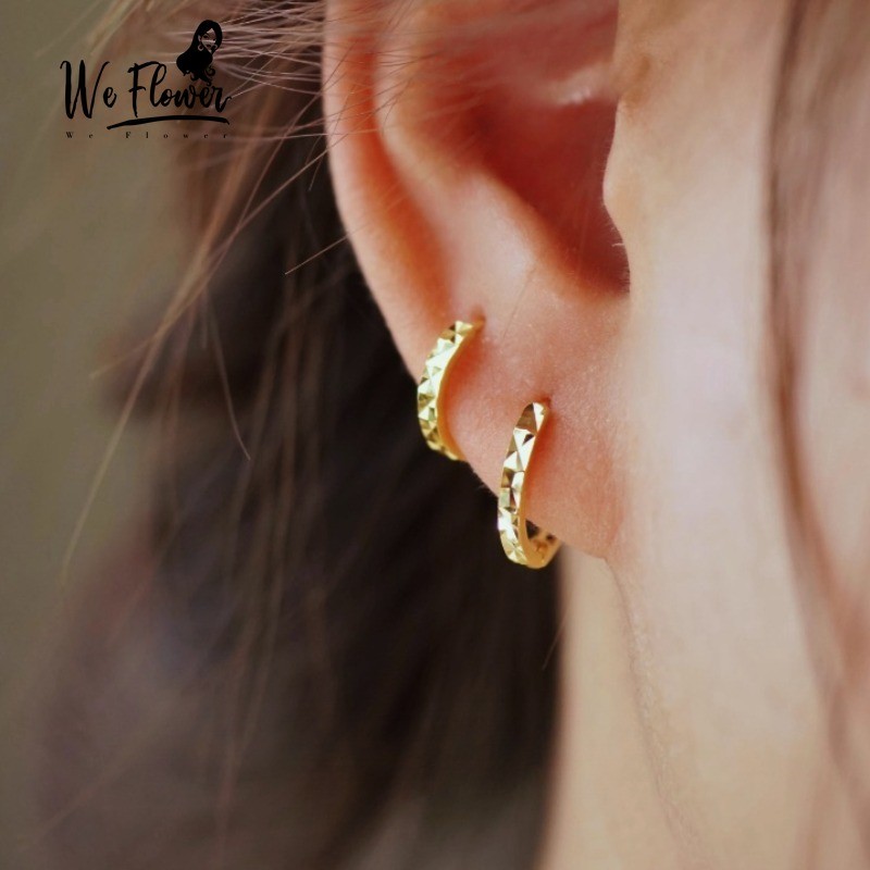 We Flower Elegant 14K Gold Glitter Geometric Circle Hoop ต่างหูสําหรับผู้หญิงผู้ชาย Hypoallergenic Round Ear Jewelry