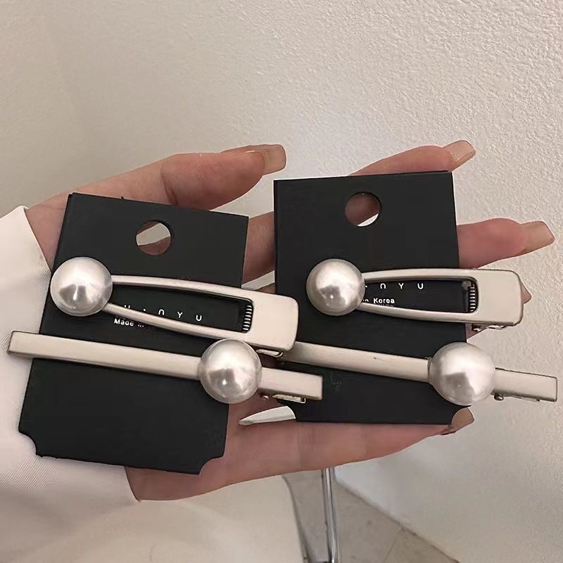ชุดคู่ กิ๊บผมไข่มุก Duck Clip - ของแต่งผมสาวสไตล์มินิมอล ใช้ได้ทุกโอกาส แถมฟรีที่คาดผม (3 สีนุ่ม)