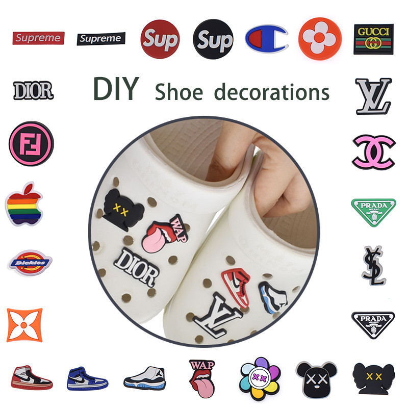 ยี ่ ห ้ อโลโก ้ Jibbit ปุ ่ ม Pins แบรนด ์ อินเทรนด ์ รองเท ้ าตกแต ่ ง Charms DIY ไอคอนรองเท ้ าอุปกรณ ์ เสริมสําหรับ Croc