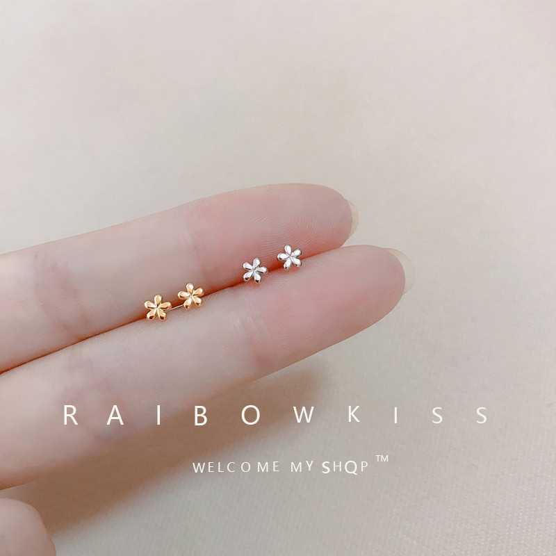 ต่างหูดอกไม้มินิมอล ชุบทอง/เงิน เข็มเงินแท้925 ไม่แพ้ผิว ไม่ดำ ทนเหงื่อ ใส่ได้ทุกวัน ขอบเรียบเนียน ขัดละเอียด น้ำหนักเบา ใส่สบาย ไม่เจ็บหู