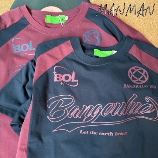 MANMAN เสื้อยืดผู้ชาย การออกแบบพิมพ์ตัวอักษร เสื้อลำลองทรงหลวม แขนสั้นสไตล์อเมริกัน เสื้อคู่รัก