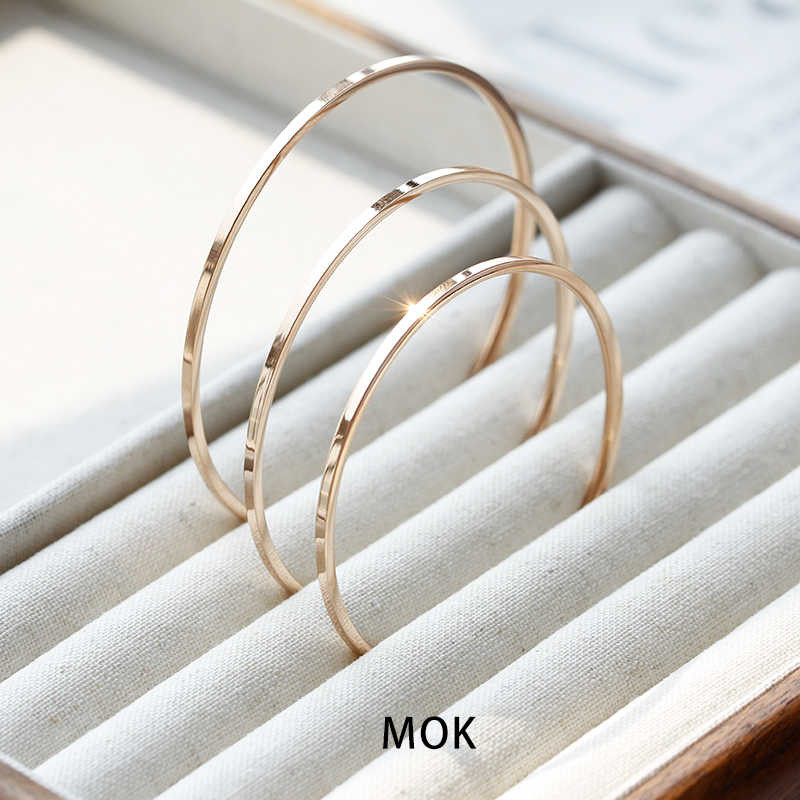 ไทเทเนียมเหล็กเรียบ 2 มม. สร้อยข้อมือไทเทเนียมเหล็กไม่ซีดจาง ดอกกุหลาบ ทอง สร้อยข้อมือผู้หญิงที่เรียบง่ายอุปกรณ์เสริมของขวัญส่