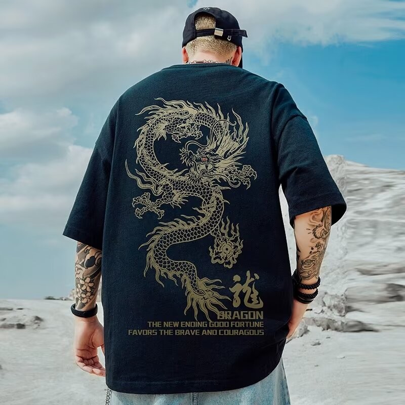 M-8XLNew China-chic Dragon พิมพ์เสื้อยืดแขนสั้นผู้ชายแฟชั่น High Street Retro คู่รอบคอแขนสั้นเสื้อยืดหลวมเสื้อยืดขนาดใหญ่สําหรับชาย