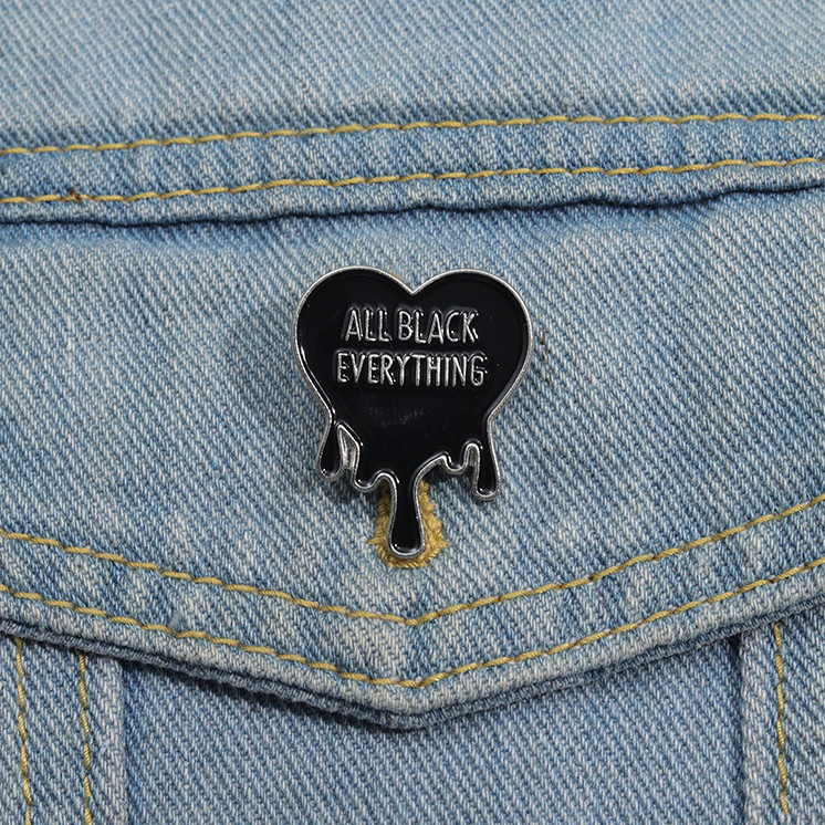 สีดําทั ้ งหมดเข ็ มกลัด Mysterious Punk Art Badge Creative Letter นักเรียนโรงเรียนกระเป ๋ ารูปหัวใจ Pin เครื ่ องประดับของขวัญ