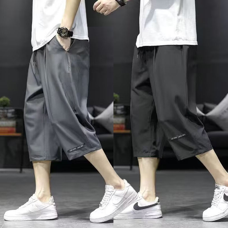 ม-5เอ็กแอล ผู้ชายฤดูร้อนผ้าไหมน้ําแข็งเข่าความยาวกางเกงสั้น ปลอบโยน หลวมกว่าเข่ากางเกงขาสั้นกีฬาแห้งเร็ว กางเกงวอร์ม ขนาดบวกสีขาว\ สีเทาสีดํา
