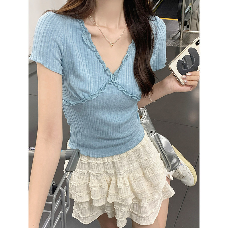 Kii Wii ฤดูร้อนใหม่เกาหลีรุ่นอ่อนโยน V คอไม้หูขอบลูกไม้สั้น Fit เสื้อยืดแขนสั้นผู้หญิง 240604