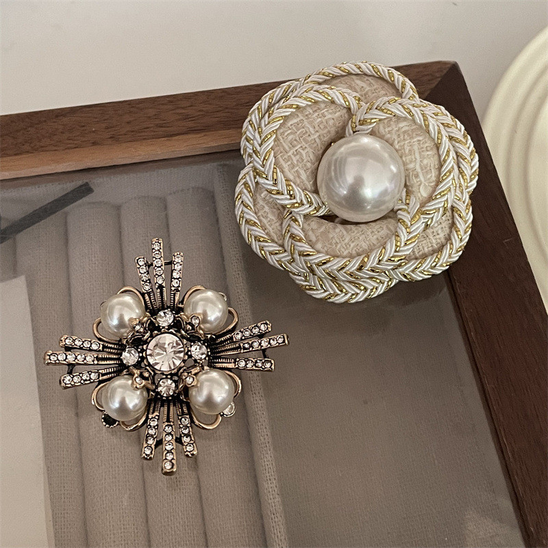 Elegant ผู้หญิงสาวสไตล์เกาหลีคลาสสิก Camellia Crosse Pearl เข็มกลัด Pins แฟชั่นป้ายวินเทจสําหรับงานแต่งงานของผู้หญิง