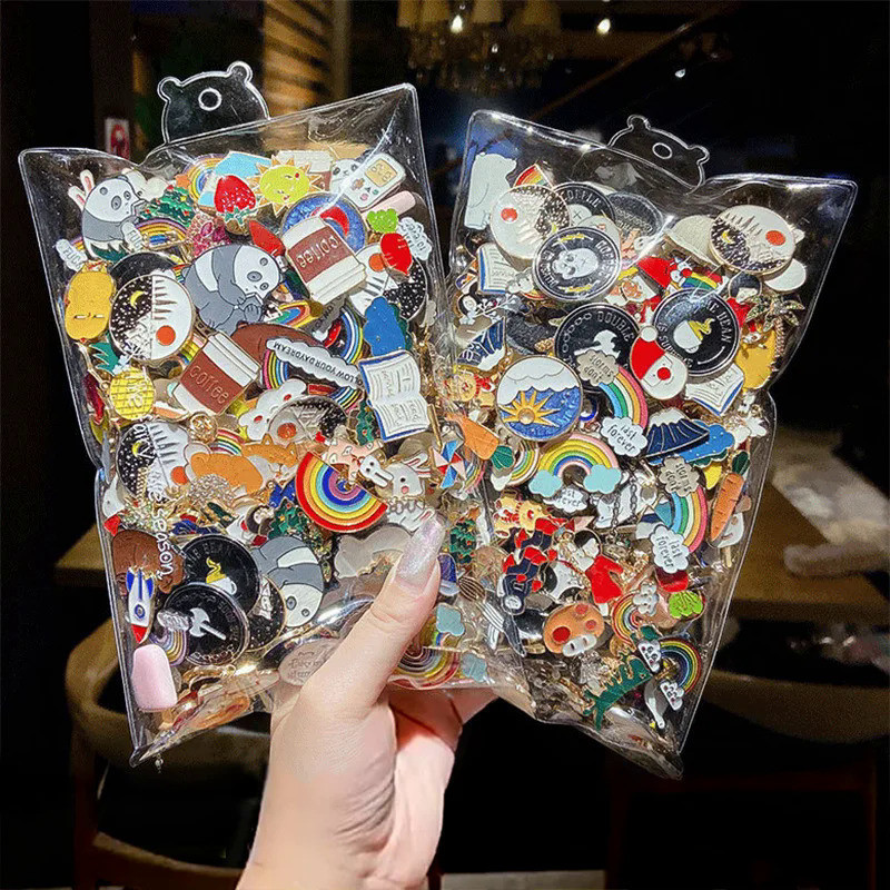 10-50 ชิ้นเคลือบป้าย Pins Diversity สุ่มป้ายส่วนบุคคลแฟชั่น Pins อุปกรณ์เสริมโลหะ Pins ชุดสําหรับการ์ตูนเสื้อผ้ากระเป๋า