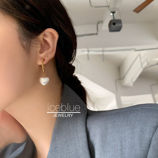 Iceblue-Twisted Chain Heart-Shaped Pearl จี้สตั๊ดต่างหู 18K Gold Plated Non Tarnish Medical Grade Titanium Steel Pearl ต่างหูสําหรับผู้หญิง E85