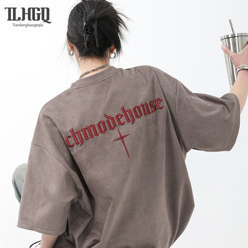 เสื้อยืด ผู้ชายสไตล์อเมริกันวินเทจแขนสั้นเสื้อยืดคอกลมตัวอักษรปักแฟชั่นแขนสี่ส่วน Instagram สบาย ๆ หลวม ๆ ด้านบน