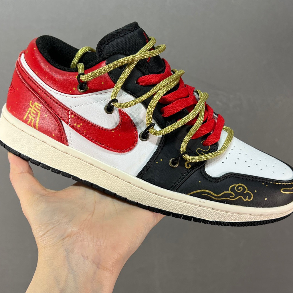 2024 Air Jordan 1 Low Strap Casual Board Shoes สีดํา ขาวและแดง