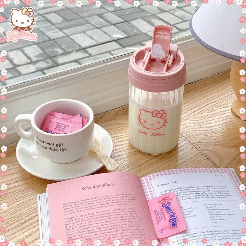 Hello Kitty ถ้วยฟางแบบพกพาถ้วยเก็บน้ําแข็ง INS Fengdamaru ห้างสรรพสินค้าสไตล์เดียวกันฤดูร้อนถ้วยน้ําแบบพกพา Anti-Scalding ป้องกันการรั่วทนอุณหภูมิสูงแบบพกพาคริสตัลถ้วยนมเครื่องดื่มเย็นแบบพกพา