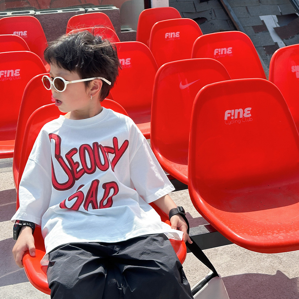 เสื้อผ้าเด็กชาย สไตล์โมเดิร์น และแฟชั่น รวมถึงรูปภาพเครื่องประดับโมเดิร์นและอุปกรณ์ส่วนตัว สบายและมีความแฟชั่น