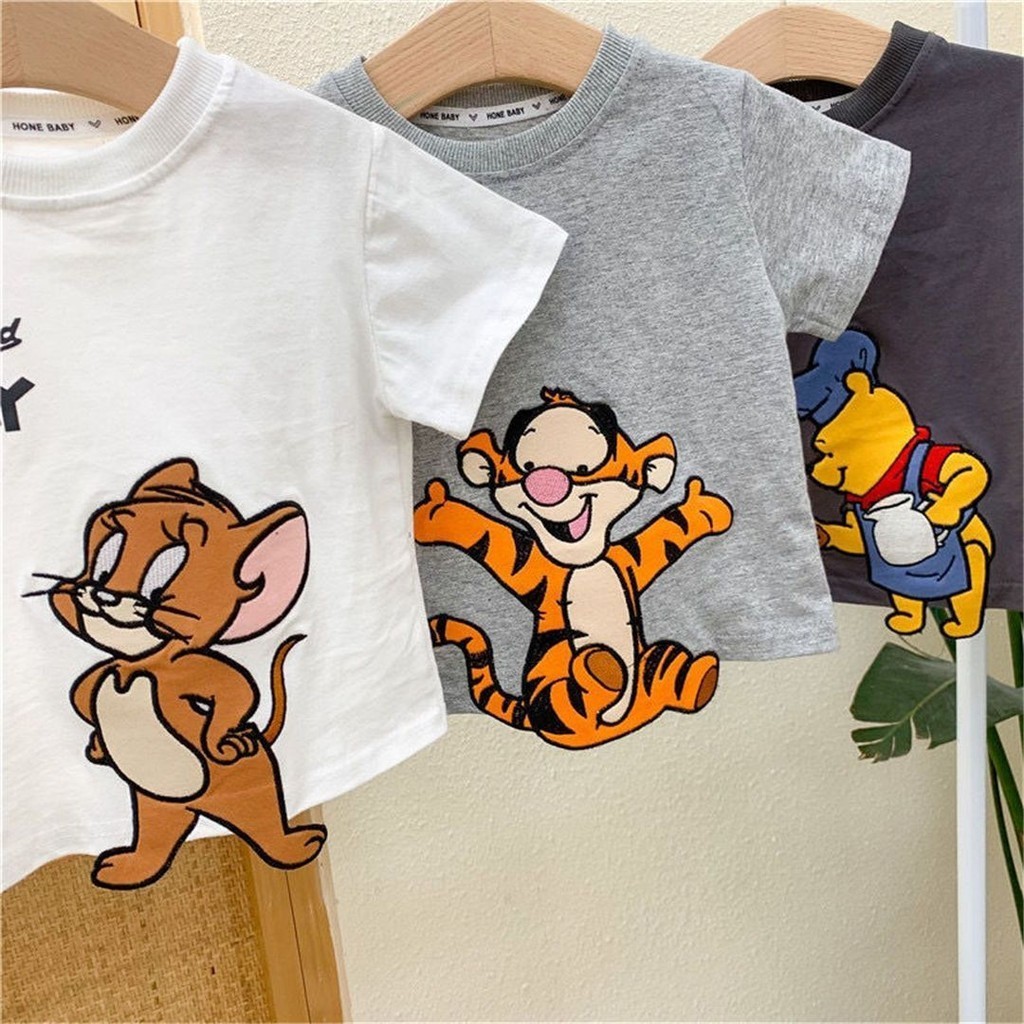 เสื้อยืดแขนสั้นเด็กผู้ชายฤดูร้อนสไตล์ใหม่แฟชั่นเวอร์ชั่นเกาหลีผ้าฝ้ายแท้คอกลมการ์ตูนน่ารักเย็บปักถักร้อยหล่อสบายๆนุ่มสบายทั้งหมด-