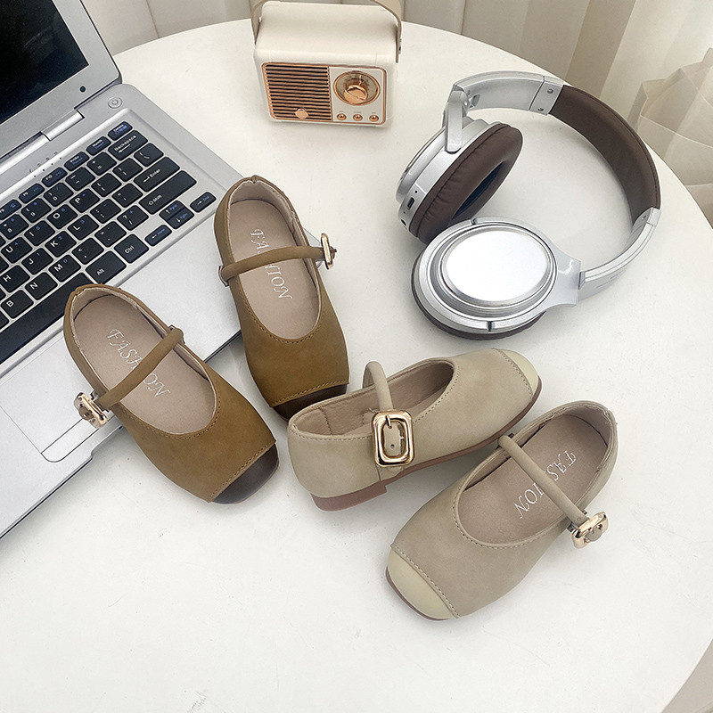 2025 ฤดูใบไม้ผลิใหม่เด็กรองเท้าลําลองสําหรับสาวแฟชั่นสไตล์เกาหลีด้านล่างนุ่มกันลื่นอเนกประสงค์เก๋ชุดแต่งงานรองเท้า