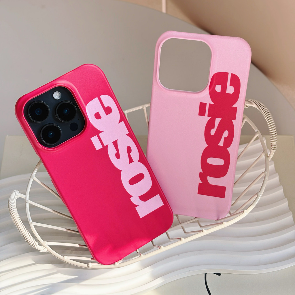 Park Chae Young สไตล์เดียวกัน rosie สีชมพูหวานเคสโทรศัพท์เคสแข็งรวมทุกอย่างเหมาะสําหรับ Apple iPhone16Promax ฟิล์มเคสโทรศัพท์ 15Pro Bright Red Glossy 16 Glossy 13 รูขนาดใหญ่ XSMax Hard Case แฟชั่นของขวัญ