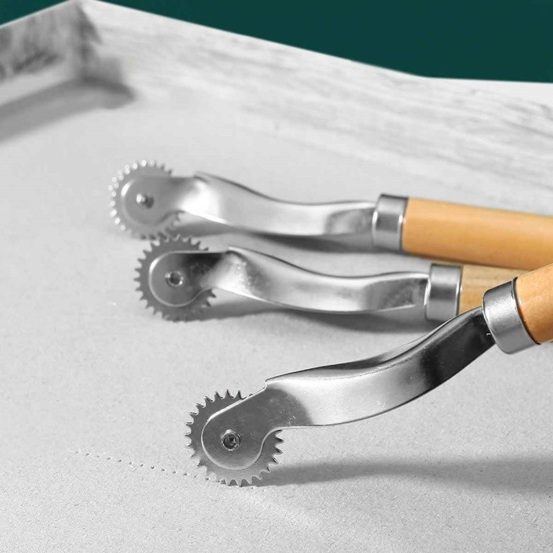 ไม้ประทับใจ, ลูกกลิ้งทําเครื่องหมายเพื่อสร้างรูด้วยผ้าหนังเพื่อทําเครื่องหมายปุ่ม, เครื่องมือเย็บผ้า