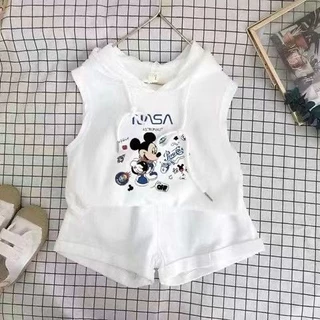เซ็ตเสื้อมีฮู้ดเด็กชาย ฤดูร้อนใหม่สไตล์เกาหลีผ้าฝ้ายแท้แฟชั่นการ์ตูนมิกกี้เสื้อกั๊กพิมพ์กางเกงขาสั้นสบายๆด้านบนสะดวกสบายและระบายอากาศชุดสองชิ้น