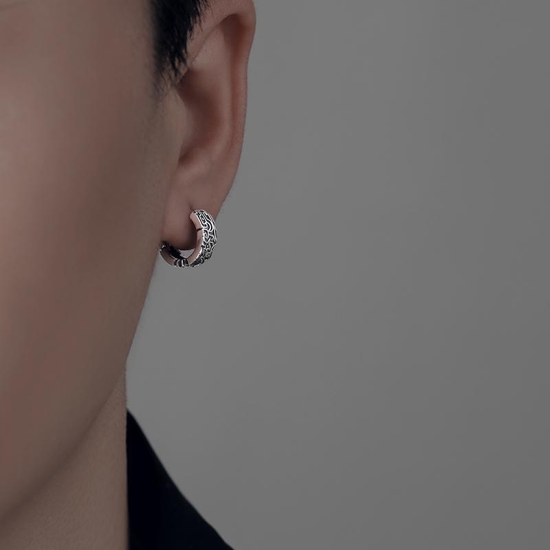 ต ่ างหูชุบเงินชาย High-End รู ้ สึก Distressed โบราณ Totem ต ่ างหูที ่ ไม ่ ซ ้ ํากันเดี ่ ยว Sleeping ฟรีหยิบต ่ างหูเด ็ กชาย