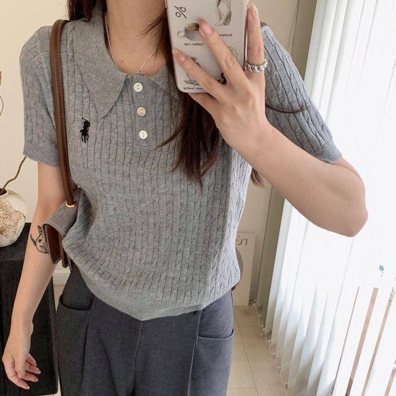 เตรียมใจ สไตล์โปโลปกปักถักแขนสั้นเสื้อยืดผู้หญิงฤดูร้อนสไตล์ใหม่สั้นหวานสาวร้อนอเมริกันไหล่อย่างเป็นทางการ