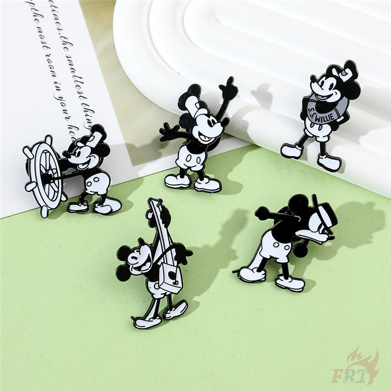 Q Black & White M.ickey Mouse - เข็มกลัด Steamboat Willie ป้ายหมุดปุ่มกระเป๋าเป้สะพายหลังเคลือบ Doodle 1 ชิ้น