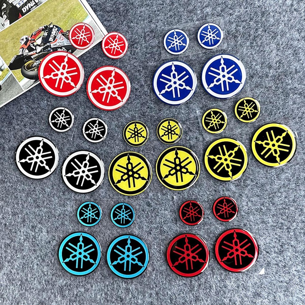 2pcs 3D YAMAHA Circle Label โลโก้สะท้อนแสง Decal อีพ็อกซี่กาวอ่อนสําหรับรถจักรยานยนต์ YAMAHA Mio Sporty อุปกรณ์เสริม/nmax V2 XMAX YZF R FZ YZ SR YAMAHA Y16ZR 155 EXCITER 135lc
