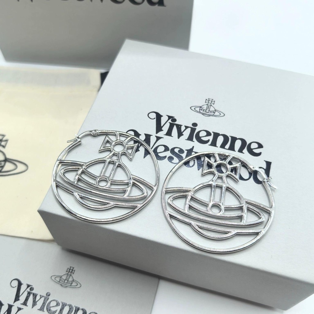 Westwood Vivienne ต่างหูวงกลมขนาดใหญ่ Hollow Letter Saturn