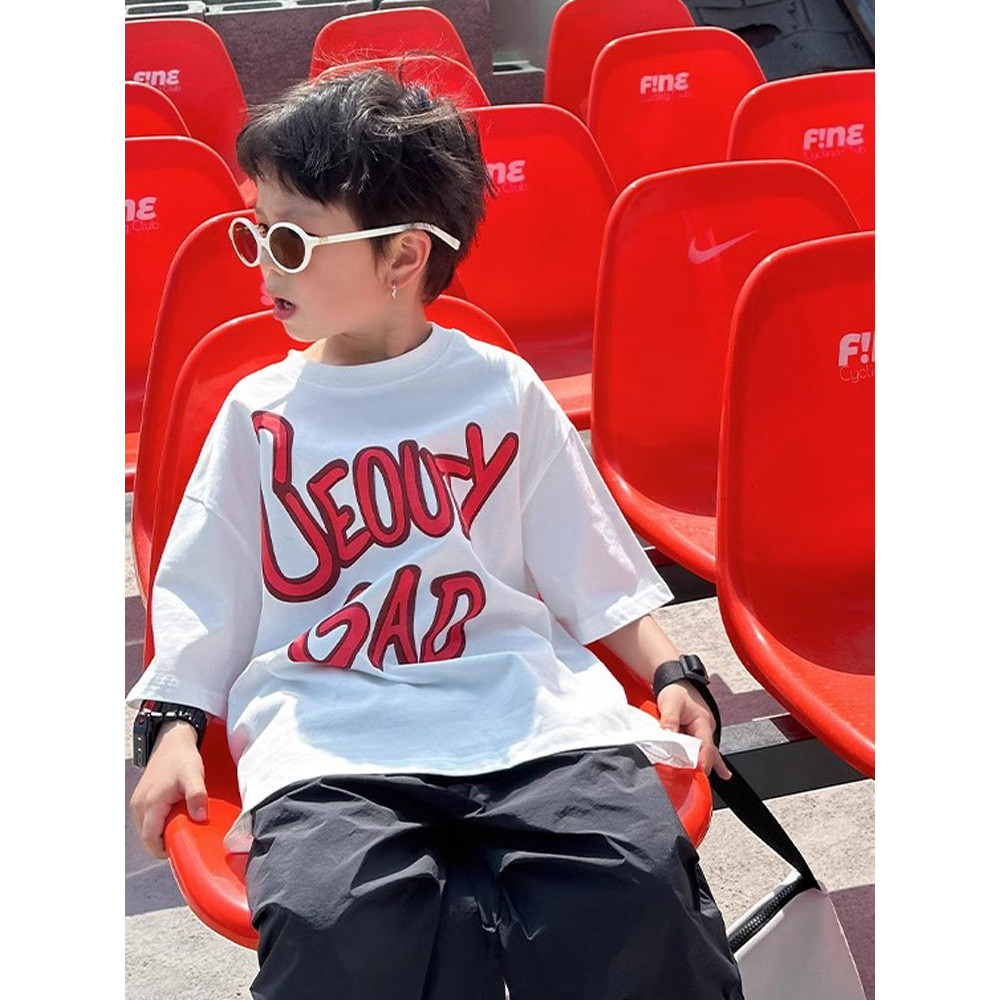 เสื้อผ้าเด็กชาย สไตล์โมเดิร์น และแฟชั่น รวมถึงรูปภาพเครื่องประดับโมเดิร์นและอุปกรณ์ส่วนตัว สบายและมีความแฟชั่น