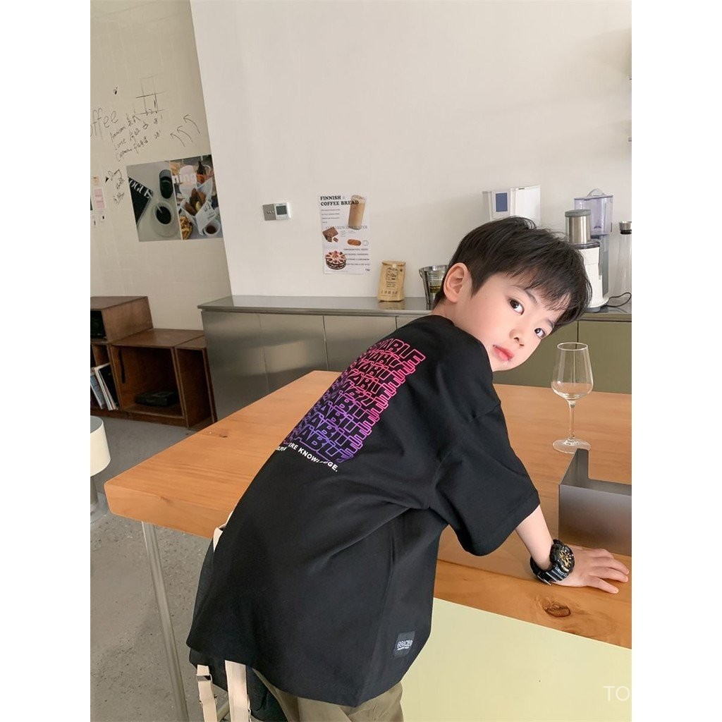 ฤดูร้อน เสื้อผ้าเด็กใหม่ ฤดูใบไม้ผลิ 2023 เสื้อยืดแขนสั้นเด็กชาย เสื้อแขนสั้นสไตล์เกาหลี แฟชั่นยอดนิยม O31O