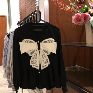 Blus Wanita Gaya Elegan - Manis | Kerah V & Bantal Rumbai Besar | Original By CHICMORE | Lengan Panjang & Polos Longgar | Kancing Elegan & Cocok Acara Resmi dan Kasual