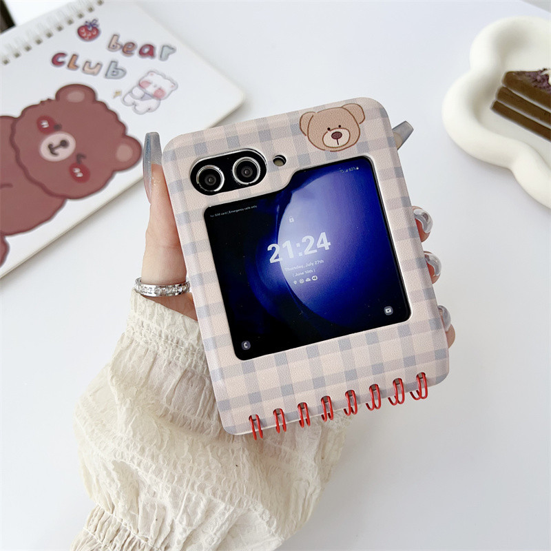 สําหรับ Samsung Galaxy Z Flip 3, Z Flip 4, Z Flip 5, Z Flip 6, W22 Flip, W23 Flip, W24 Flip, W25 Flip ใหม่การ์ตูนพับเคสโทรศัพท์พร้อมแล็ปท็อปสไตล์วัสดุ PC ฝาครอบป้องกัน