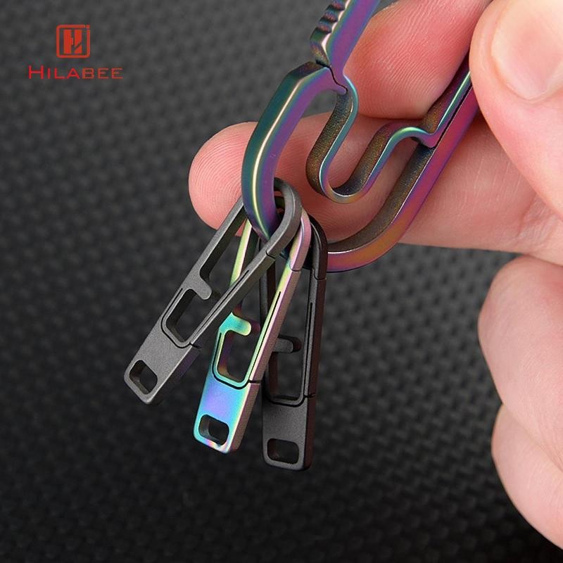 Hilabee Titanium Alloy Carabiner พวงกุญแจคลิปทนทานขนาดกะทัดรัดที่ถอดออกได้ซิปดึงสําหรับกระเป๋าเดินทางกระเป๋าแจ็คเก็ตเป้สะพายหลังกระเป๋าถือ