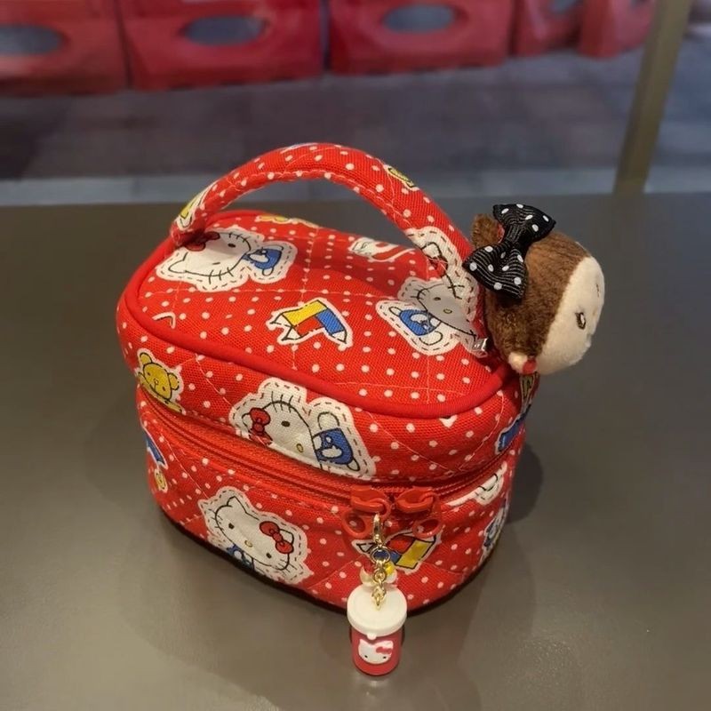 ค&เค กระเป๋าเครื่องสําอางผู้หญิงสีแดงน่ารัก Hello Kitty ถุงเก็บมินิน่ารักการ์ตูนตัวละครถุงเก็บเดินทางสายคล้องแขวนเครื่องประดับและตุ๊กตาของเ