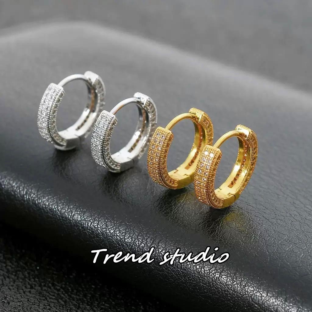 ต่างหูแฟชั่นประกายแวววาวพร้อมอินเลย์พื้นผิวแวววาวที่ใส่ได้ทั้งชายและหญิง มาเป็นคู่ มี 2 สีให้เลือก ต่างหูคุณภาพสูง