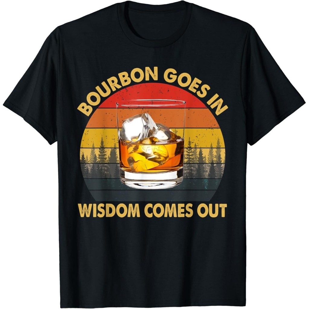 Bourbon Goes In Wisdom มา Out เสื้อยืดคนรัก Bourbon Drinks ตลก