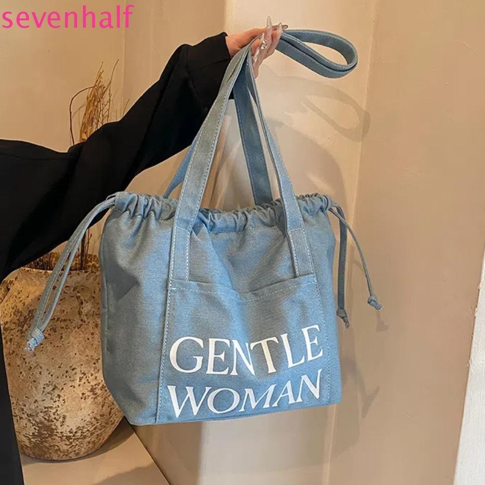 กระเป๋าสะพายไหล่ SEVENHALF Gentlewoman, กระเป๋าผ้าเดนิมหูรูดพิมพ์ลายตัวอักษร, ช้อปปิ้งแม่เหล็กจีบความจุขนาดใหญ่กระเป๋าถังหญิง