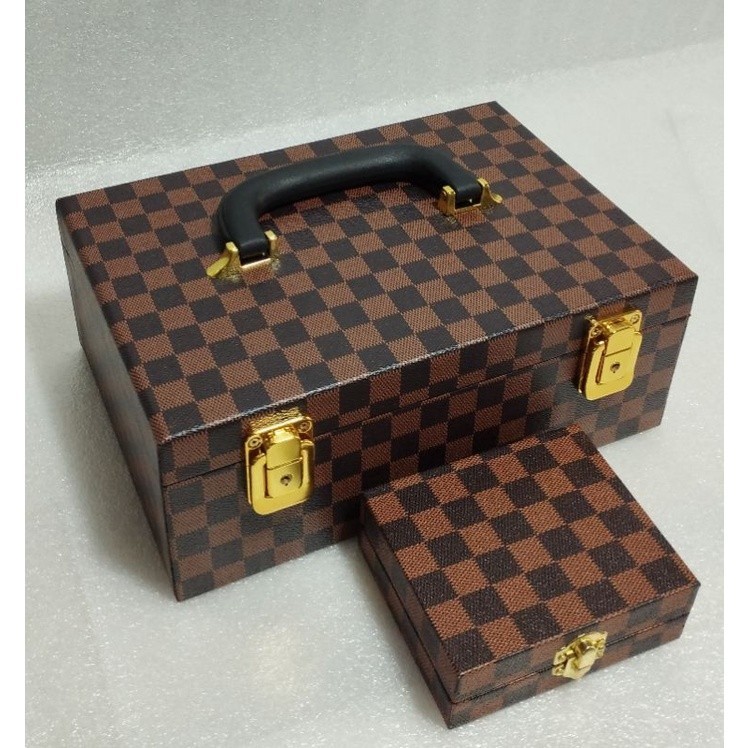 แถมฟรี1ใบ กล่องพกพา กล่องใส่พระเครื่อง3ชั้น 54ช่องหุ้มหนังฝาทึบและฝากระจก