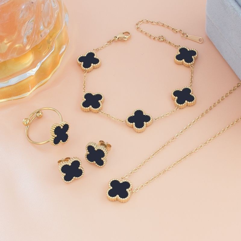 Lucky Four-Leaf Clover สร้อยคอสองด้าน Niche Design จี้รู้สึกหรูหรา 18K สร้อยข้อมือต่างหูแหวนชุดสี่ชิ้น
